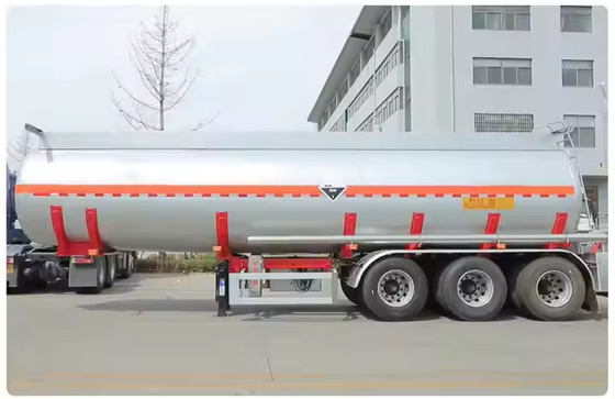 3 Achse 13150*2500*4100mm mit Vakuumdämmung 26CBM 2 Druckmessgeräte LNG Tank Halbanhänger
